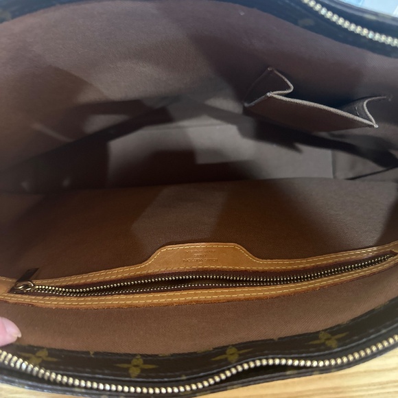 Louis Vuitton - Picture 2 of 3